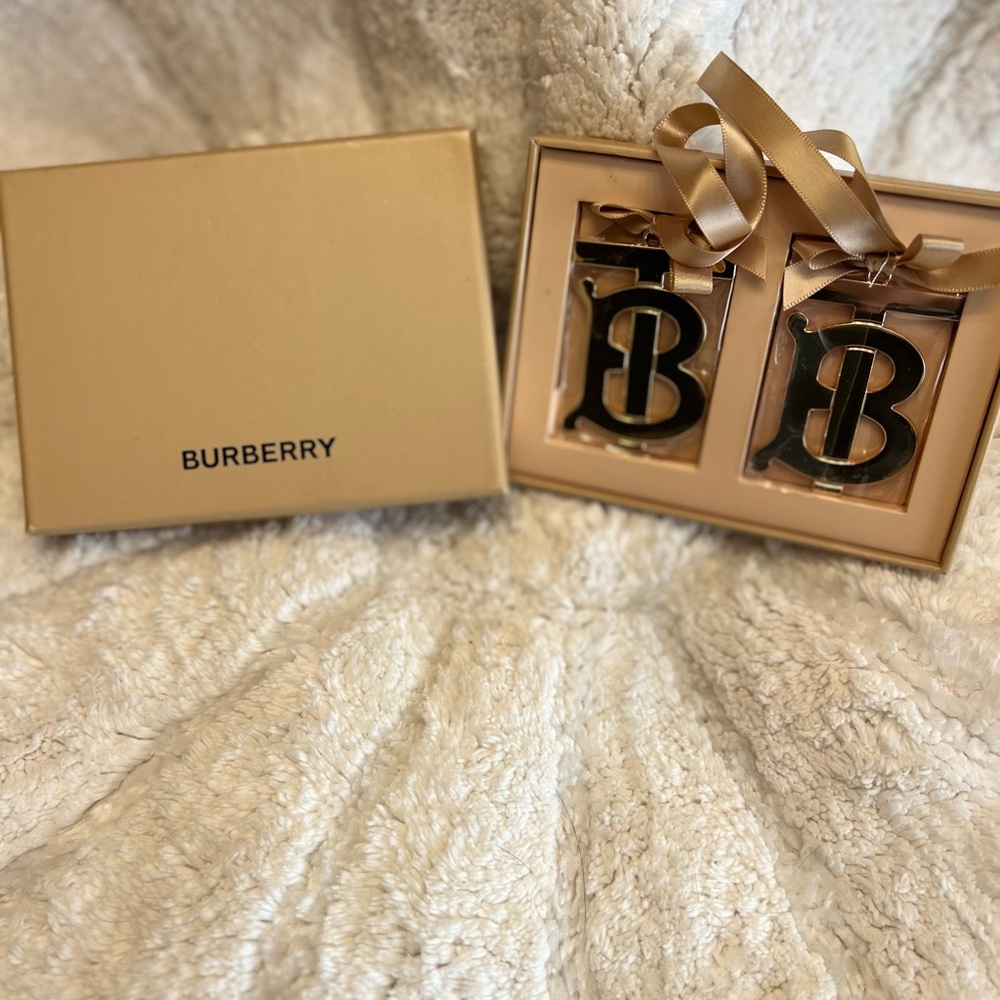 NIB  Burberry Authentic B Letter Ornaments/charms